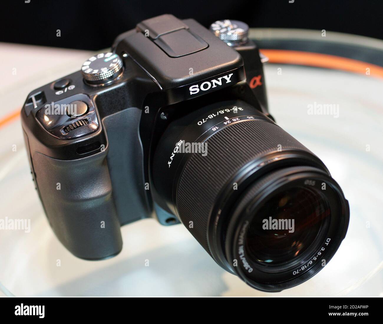 Réflex digital Sony Alpha 100 cuerpo de la cámara Fotografía de stock -  Alamy