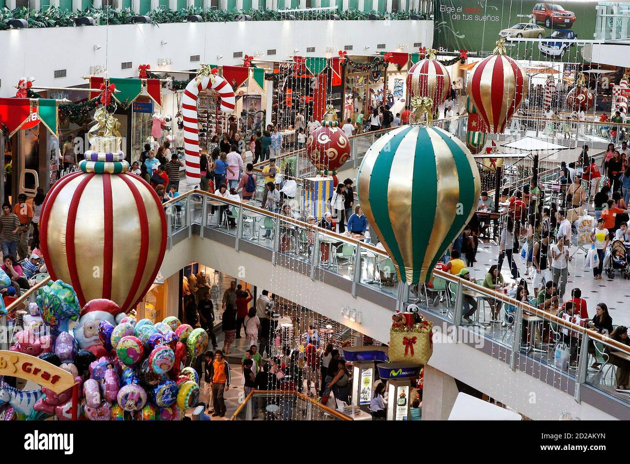 Shoppers walk past Christmas decorations inside a shopping mall in Vina del  Mar city, about 75 miles (120 km) northwest of Santiago, December 23, 2007.  REUTERS/Eliseo Fernandez (CHILE Fotografía de stock - Alamy