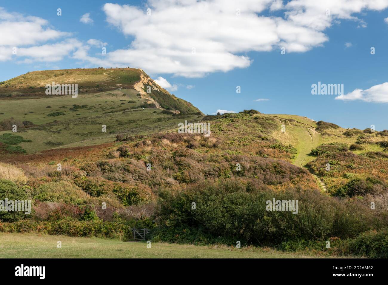 Foto del paisaje de la montaña Golden Cap en la costa Jurásica En Dorset Foto de stock