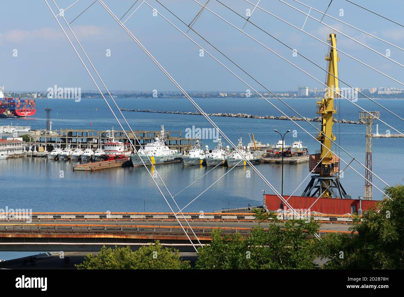 ODESA, UCRANIA - SEPTIEMBRE 25: La opinión sobre los barcos en el puerto de Odesa el 25 de septiembre de 2020 en Odesa, Ucrania. Foto de stock