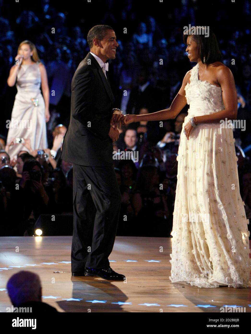 El presidente estadounidense Barack Obama y la primera dama Michelle Obama son serenaded por Beyonce en su primer baile de la noche en la salida de la bola inaugural del vecindario en El presidente estadounidense Barack Obama y la primera dama Michelle Obama son serenaded por Beyonce en su primer baile de la noche en la salida de la bola inaugural del vecindario en