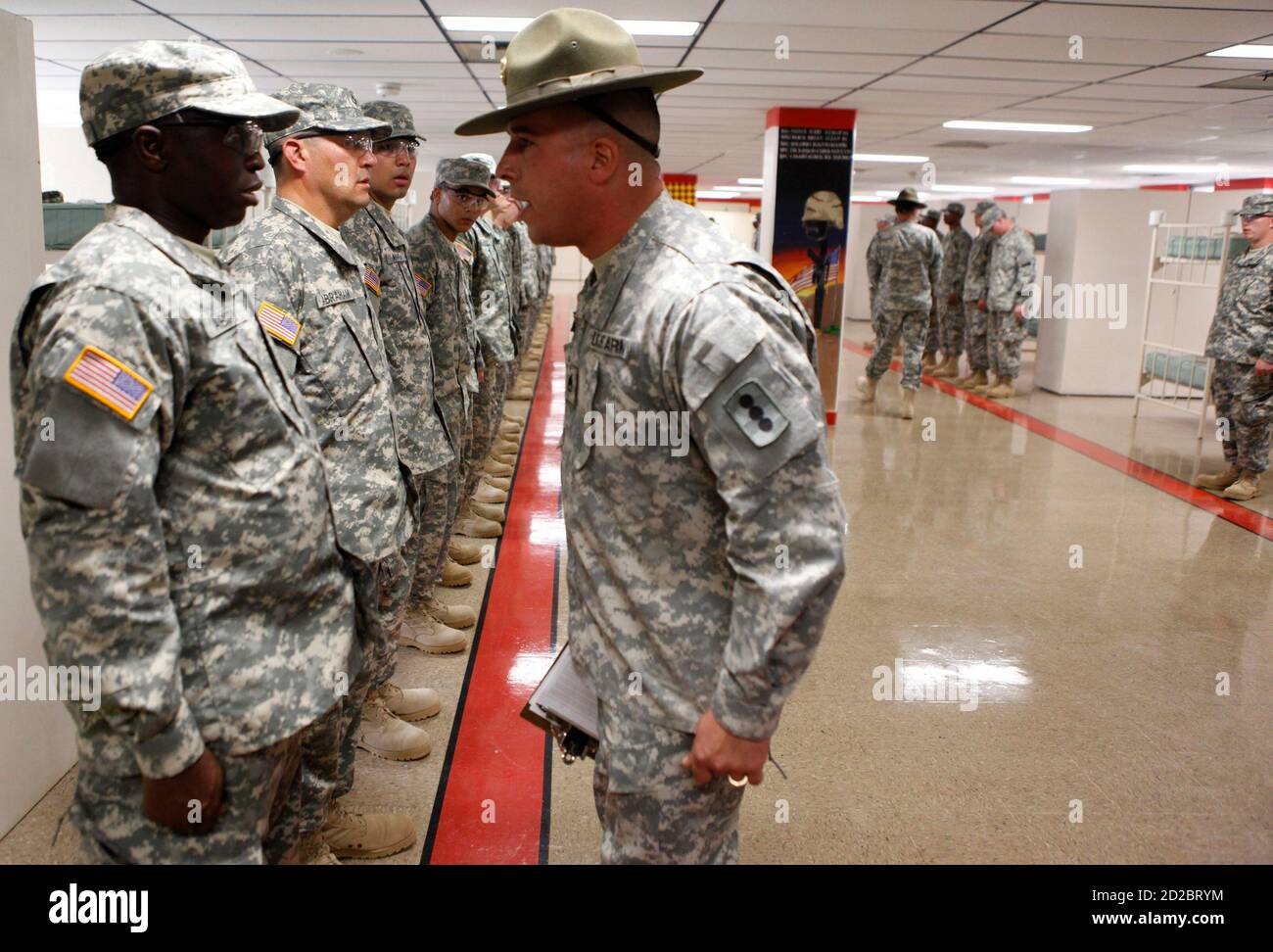 Un sargento perforador resola a uno de sus reclutas dentro de los cuarteles  de los soldados durante el entrenamiento básico en el Fort Sill Army Post  en Fort Sill, Oklahoma 5 de