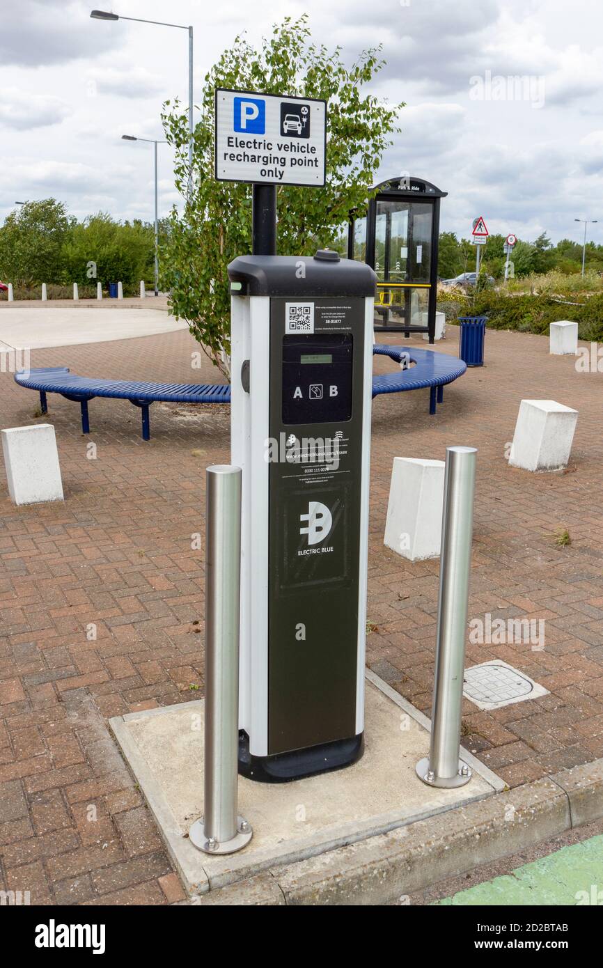 El punto de carga del coche azul eléctrico en el parque de Sandon y aparcamiento de paseo fuera de Chelmsford, Essex, Reino Unido. Foto de stock