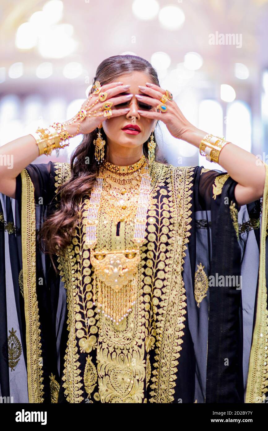 Mujer árabe en vestido tradicional con joyería tradicional Fotografía de  stock - Alamy