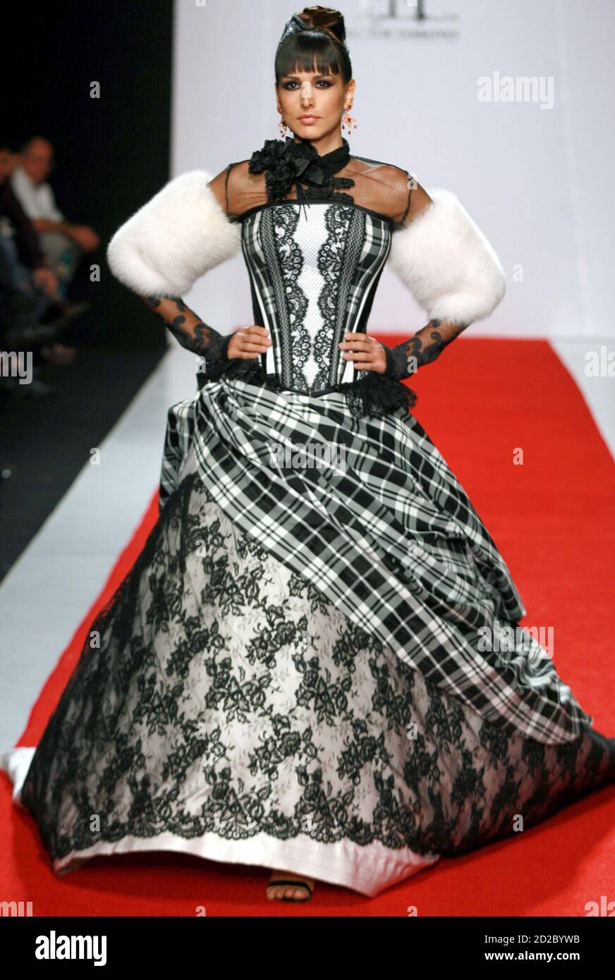 A model wears a design from designer Hector Terrones' Autumn/Winter collection during the Mexico fashion week in Mexico City April 6, 2006 Fotografía de stock - Alamy A model wears a design from designer Hector Terrones' Autumn/Winter collection during the Mexico fashion week in Mexico City April 6, 2006 Fotografía de stock - Alamy