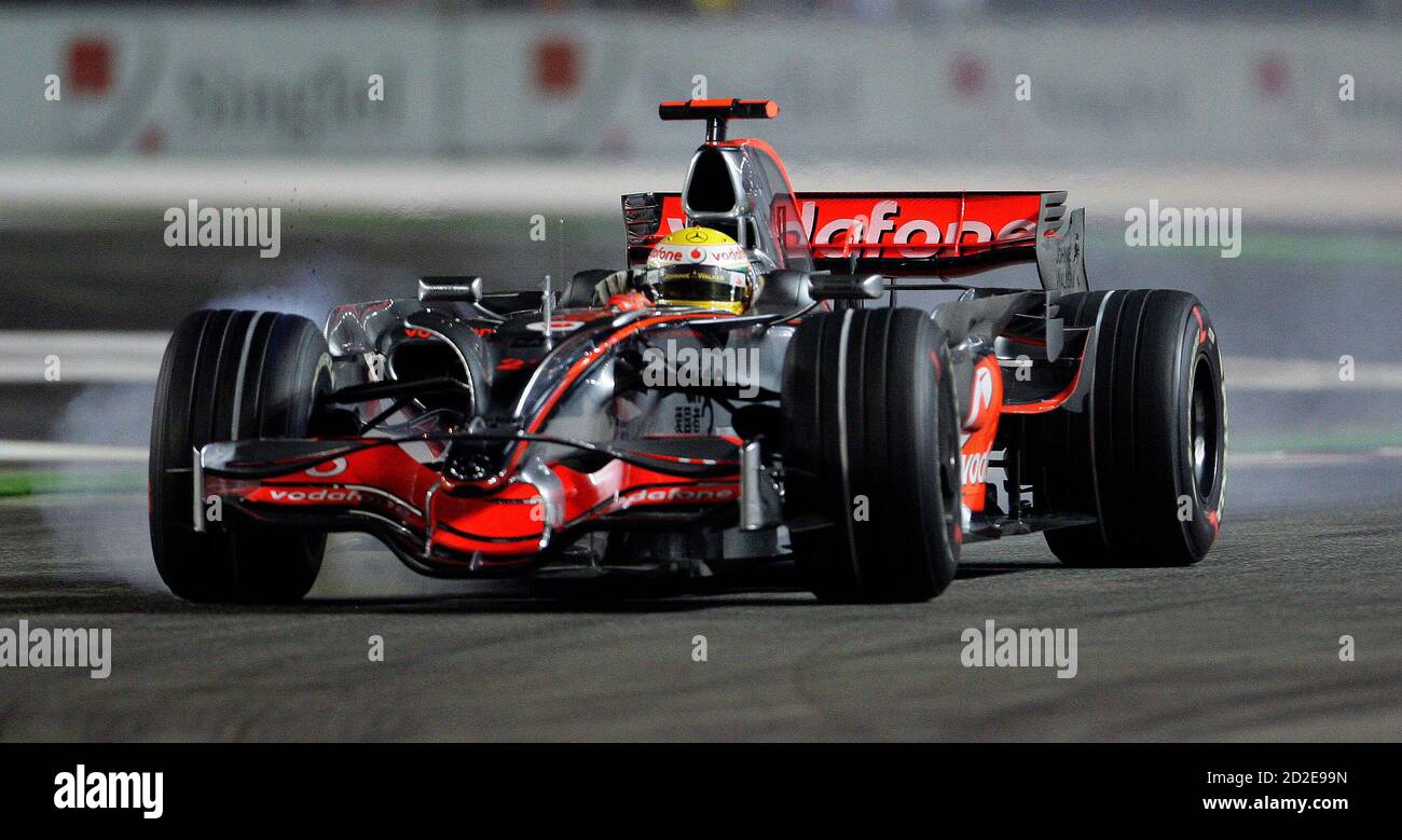 El piloto de Fórmula uno de McLaren Lewis Hamilton de Gran Bretaña conduce  durante la sesión de clasificación para el Gran Premio F1 de Singapur, 27  de septiembre de 2008. El GP