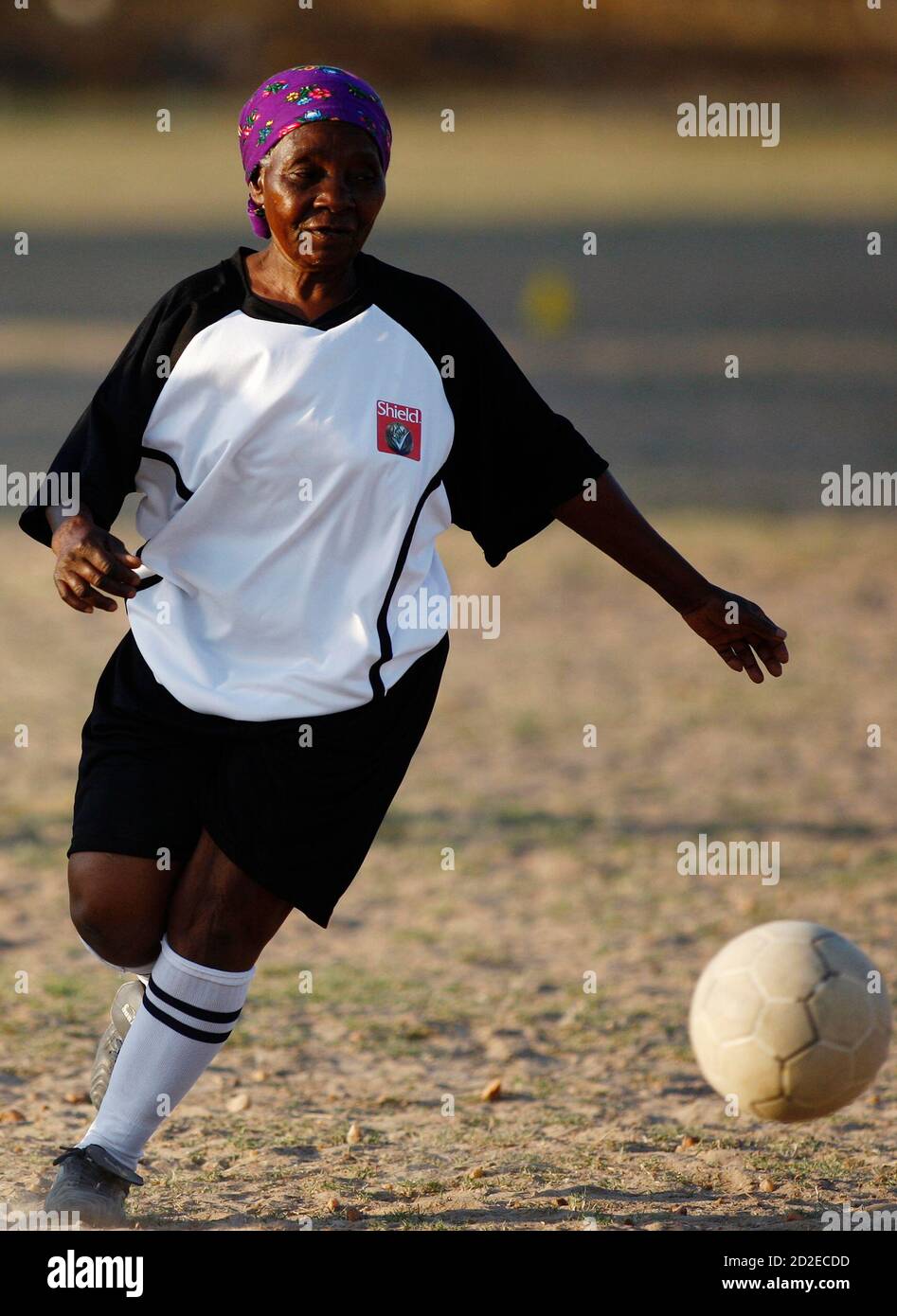 Una abuela controla la pelota durante un partido de fútbol en el municipio  de Nkowankowa, a las afueras de Tzaneen en la provincia de Limpopo, a unos  600 km (372 millas) fuera