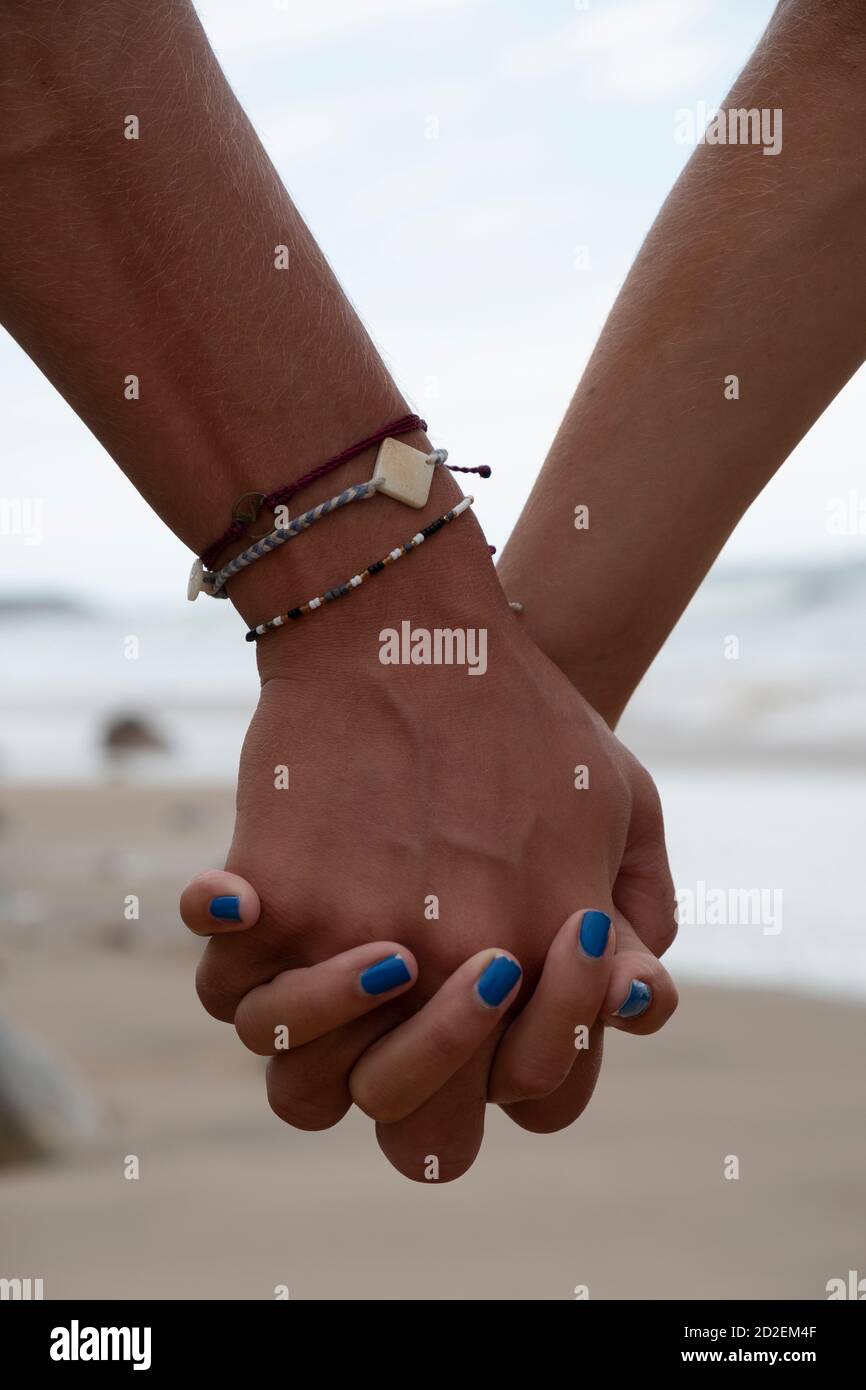 Pareja tomados de la mano en la playa fotografías e imágenes de alta  resolución - Alamy