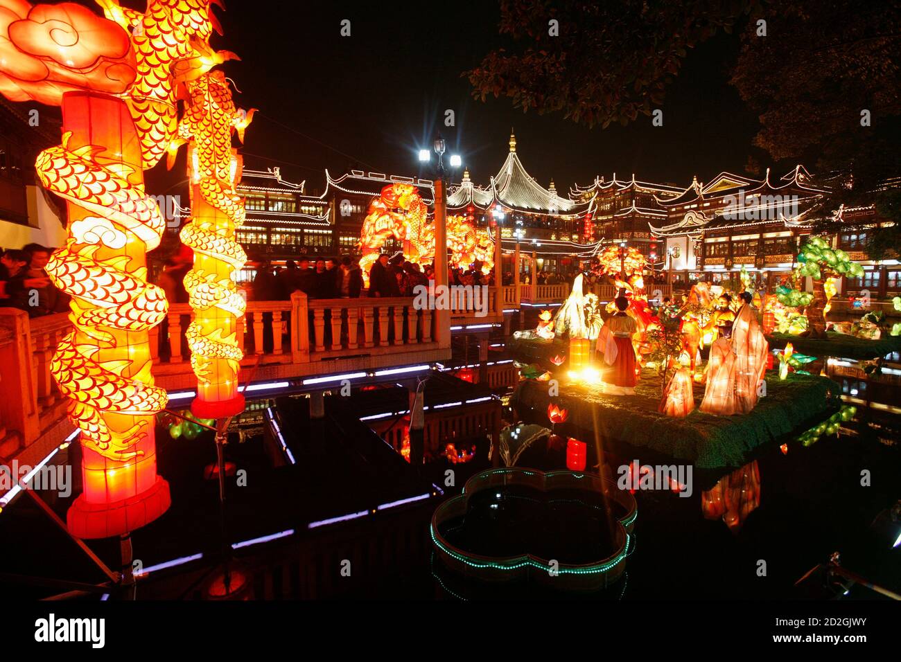 Los visitantes caminan por los Jardines Yu, decorados con decoraciones especiales para el último día del año Nuevo Chino, en Shanghai el 21 de febrero de 2008. El último día del año Nuevo Chino, conocido como el Festival de la Linterna, se celebra hoy. REUTERS/ NIR Elias (CHINA) Foto de stock