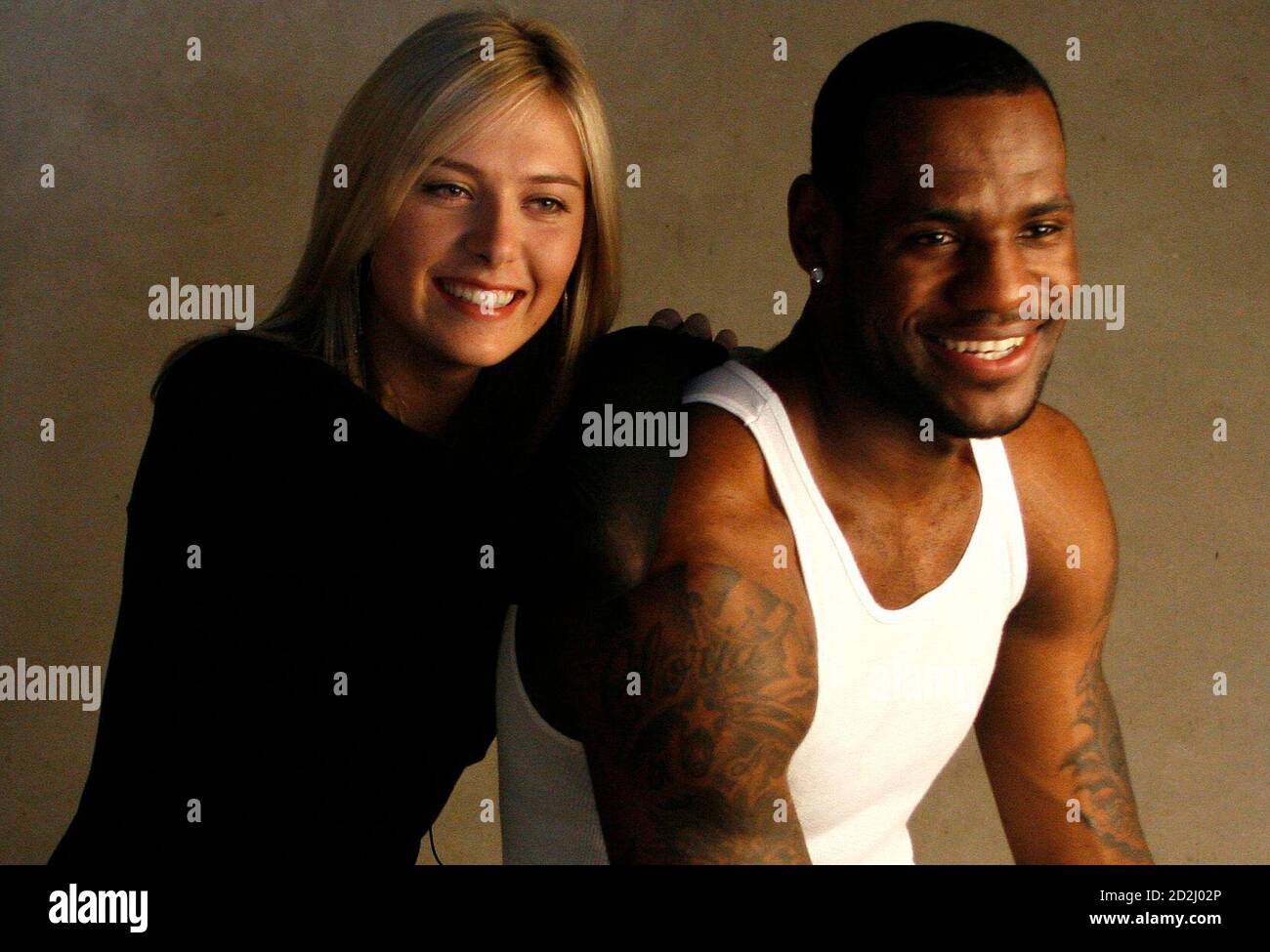 La jugadora de tenis Maria Sharapova (L) de Rusia y la jugadora de  baloncesto de la NBA LeBron James de los EE.UU. Posan para el fotógrafo  Patrick Demarchelier (no fotografiado) para una