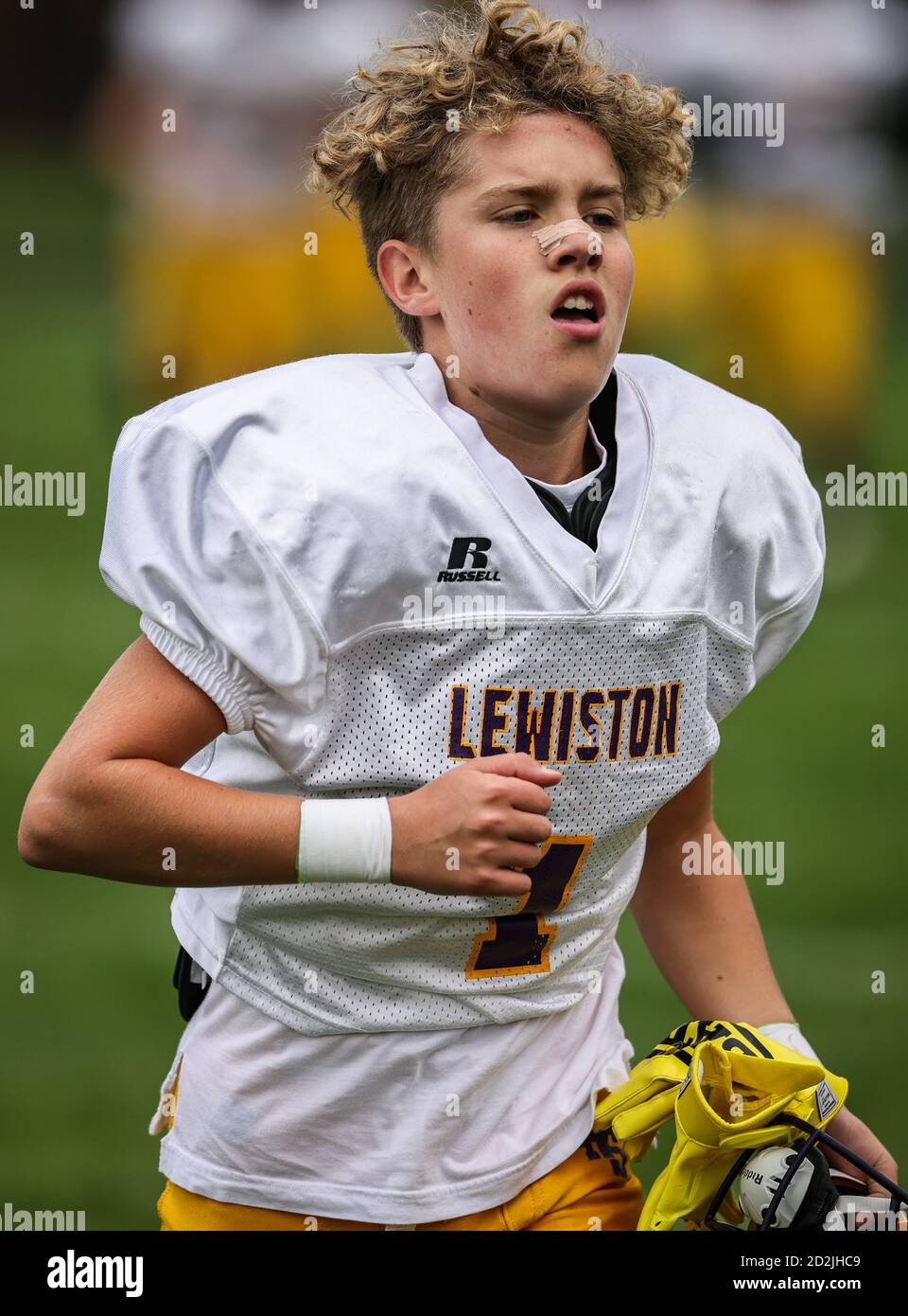 Enfréntate a la acción futbolística con los equipos de primer año de Lewiston vs Lakeland High School en Rathdrum, Idaho. Foto de stock