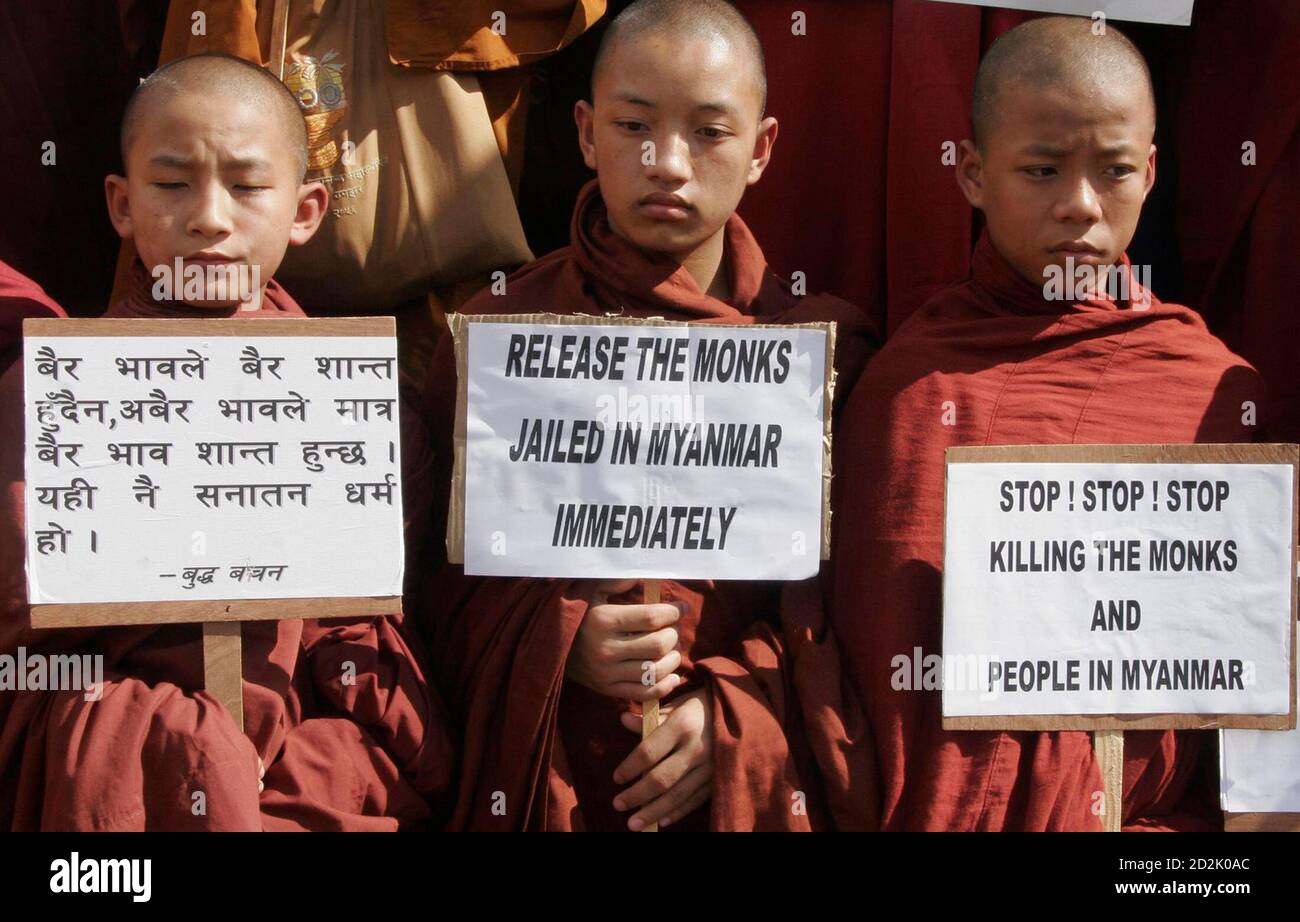 Docenas de activistas pro-democracia asisten a una manifestación de protesta en Katmandú el 1 de octubre de 2007, denunciando la represión contra manifestantes pacíficos en Myanmar, gobernada por militares. REUTERS/Shruti Shrestha (NEPAL) Foto de stock