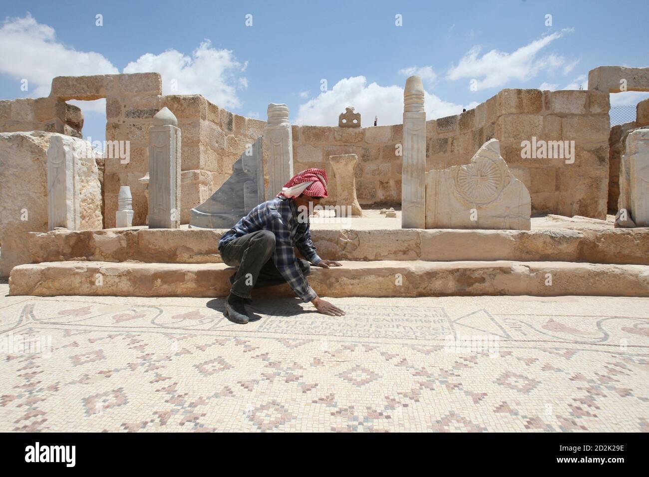 Cuál Es La Ciudad Más Antigua Del Mundo Un trabajador limpia una sección de lo que los arqueólogos dicen que es la  iglesia más antigua del mundo en la ciudad jordana del norte de Rahab 11 de  junio de 2008.