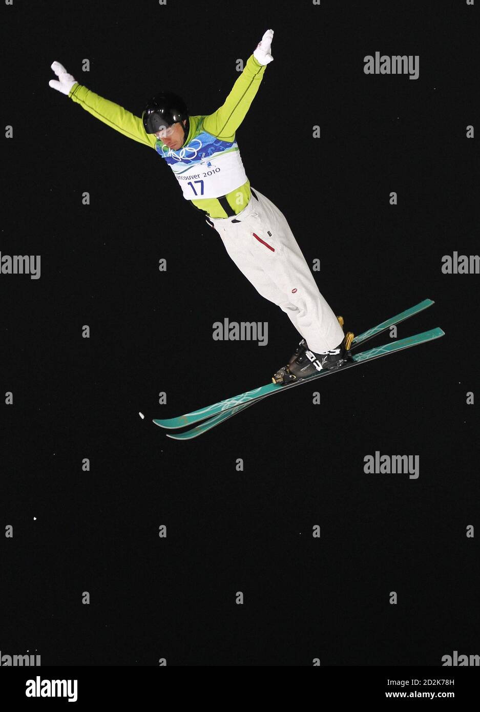 Dmitri Dashinski de Bielorrusia compite en su primer salto durante la final de esquí libre de los aeriales de hombres en Cypress Mountain en los Juegos Olímpicos de Invierno de Vancouver 2010, 25 de febrero de 2010. REUTERS/Mike Blake (CANADÁ) Foto de stock