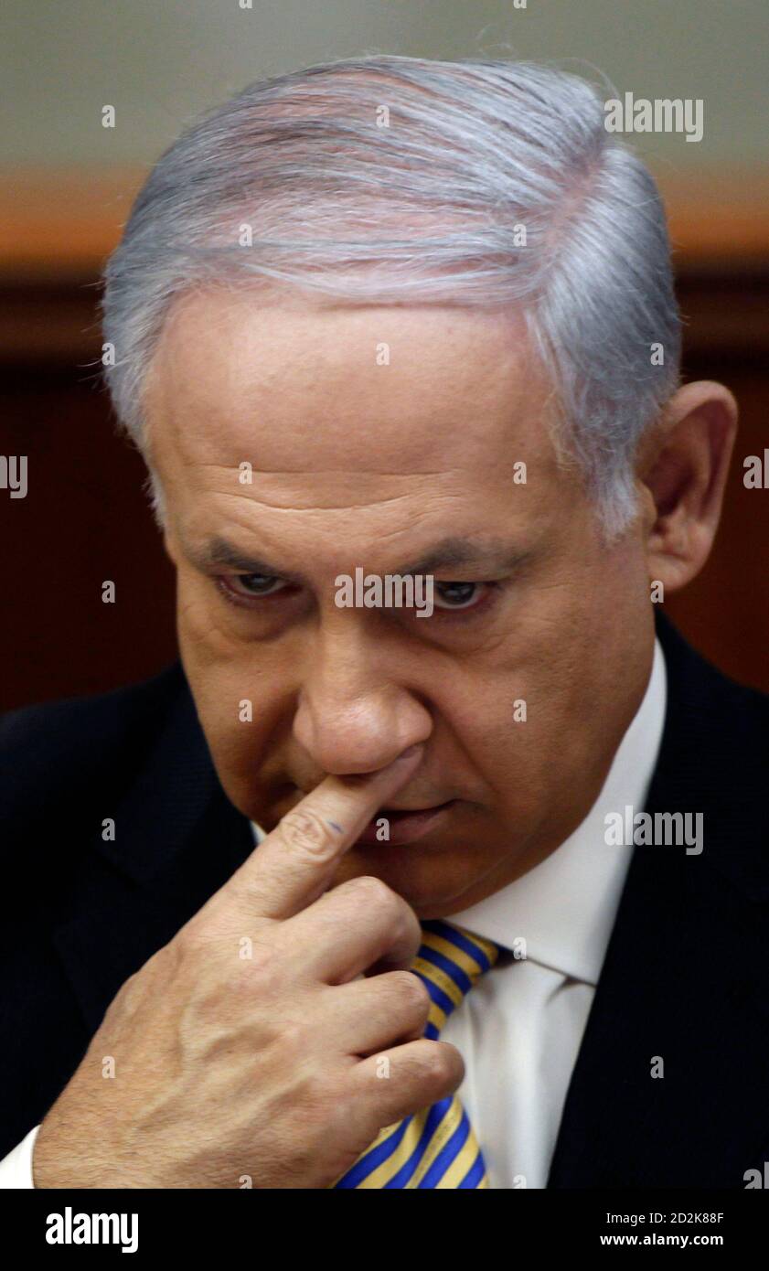 El primer ministro de Israel, Benjamin Netanyahu, asiste a una reunión del gabinete en su oficina en Jerusalén el 14 de junio de 2010. El gabinete de Israel aprobó el lunes una investigación israelí sobre un ataque mortal contra una flotilla de ayuda de Gaza, una comisión que incluirá a dos observadores extranjeros después de los llamamientos internacionales para una investigación imparcial. REUTERS/Baz Ratner (JERUSALÉN - Tags: POLÍTICA) Foto de stock