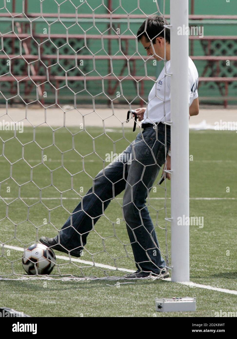 Un ingeniero de Cairos dispara un balón de fútbol Adidas Pelias 2 con un microchip en su interior durante prueba en el Estadio Nacional de Lima, 13 de septiembre