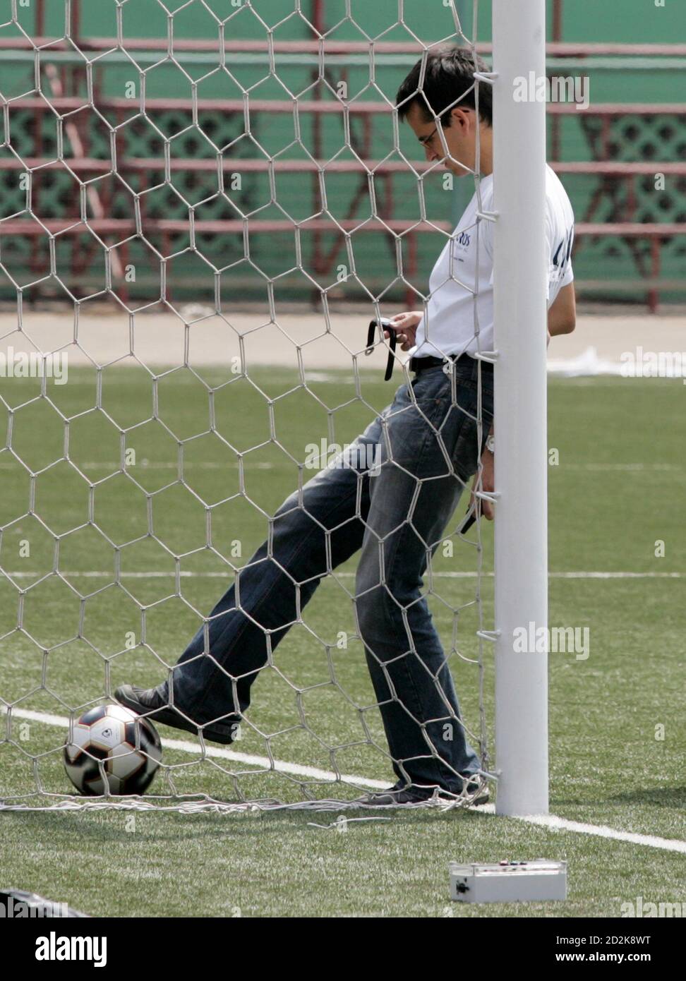 Un ingeniero de German Cairos Technologies dispara un balón de fútbol Adidas  Pelias 2 con un microchip en su interior durante una prueba en el Estadio  Nacional de Lima, 13 de septiembre