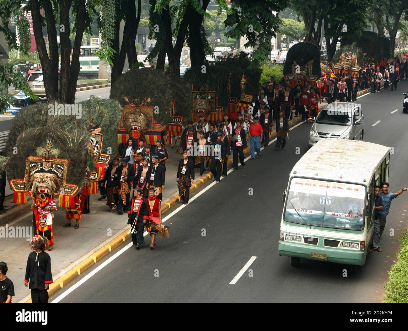 Bailarines de REOG Ponorogo caminan por una calle después de actuar durante una protesta fuera de la embajada de Malasia en Yakarta 29 de noviembre de 2007. Cientos de bailarines indonesios de REOG Ponorogo sostuvieron una protesta colorida fuera de la embajada de Malasia cuando estalló una nueva disputa entre los dos vecinos sobre el patrimonio cultural. REUTERS/Beawiharta (INDONESIA) Foto de stock
