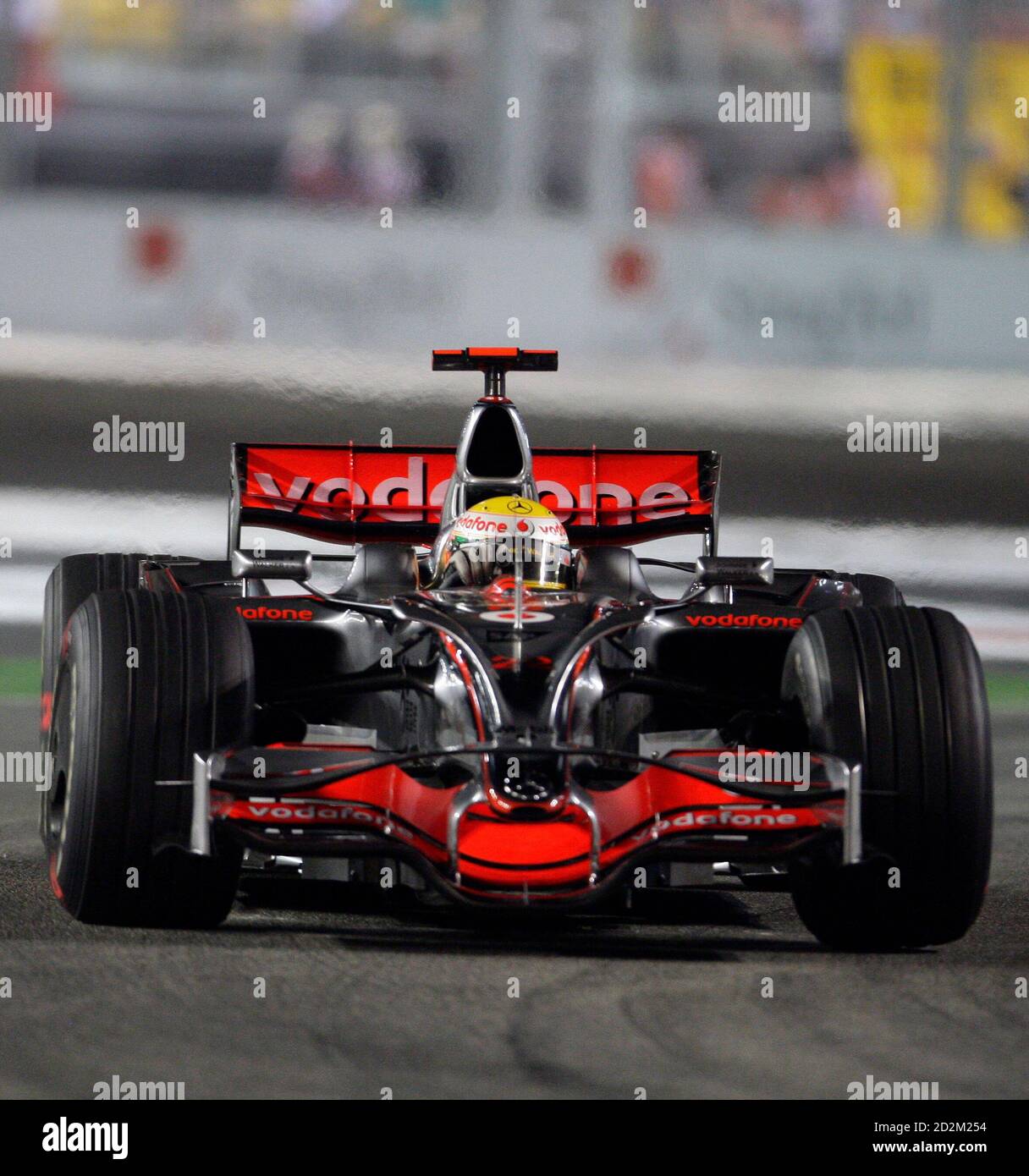 El piloto de Fórmula uno de McLaren Lewis Hamilton de Gran Bretaña conduce  durante la sesión de clasificación para el Gran Premio F1 de Singapur, 27  de septiembre de 2008. El GP