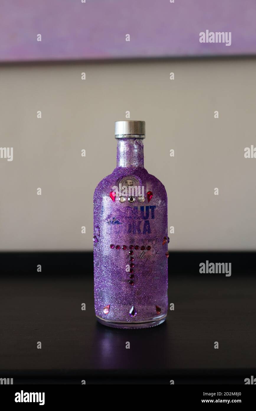 Botella decorada de vodka Absolut, regalo divertido para la fiesta 18  Fotografía de stock - Alamy