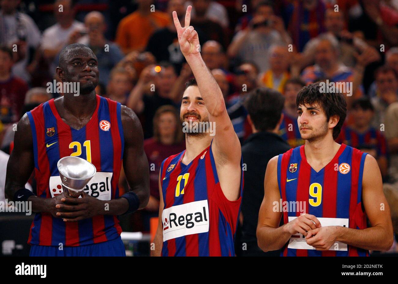 Regal FC Barcelona's Juan Carlos Navarro (C) celebrates with his teammates  Ndong Boniface (L) and Ricky Rubio after being awarded Most Valuable Player  of the Euroleague Basketball Final Four in Paris May