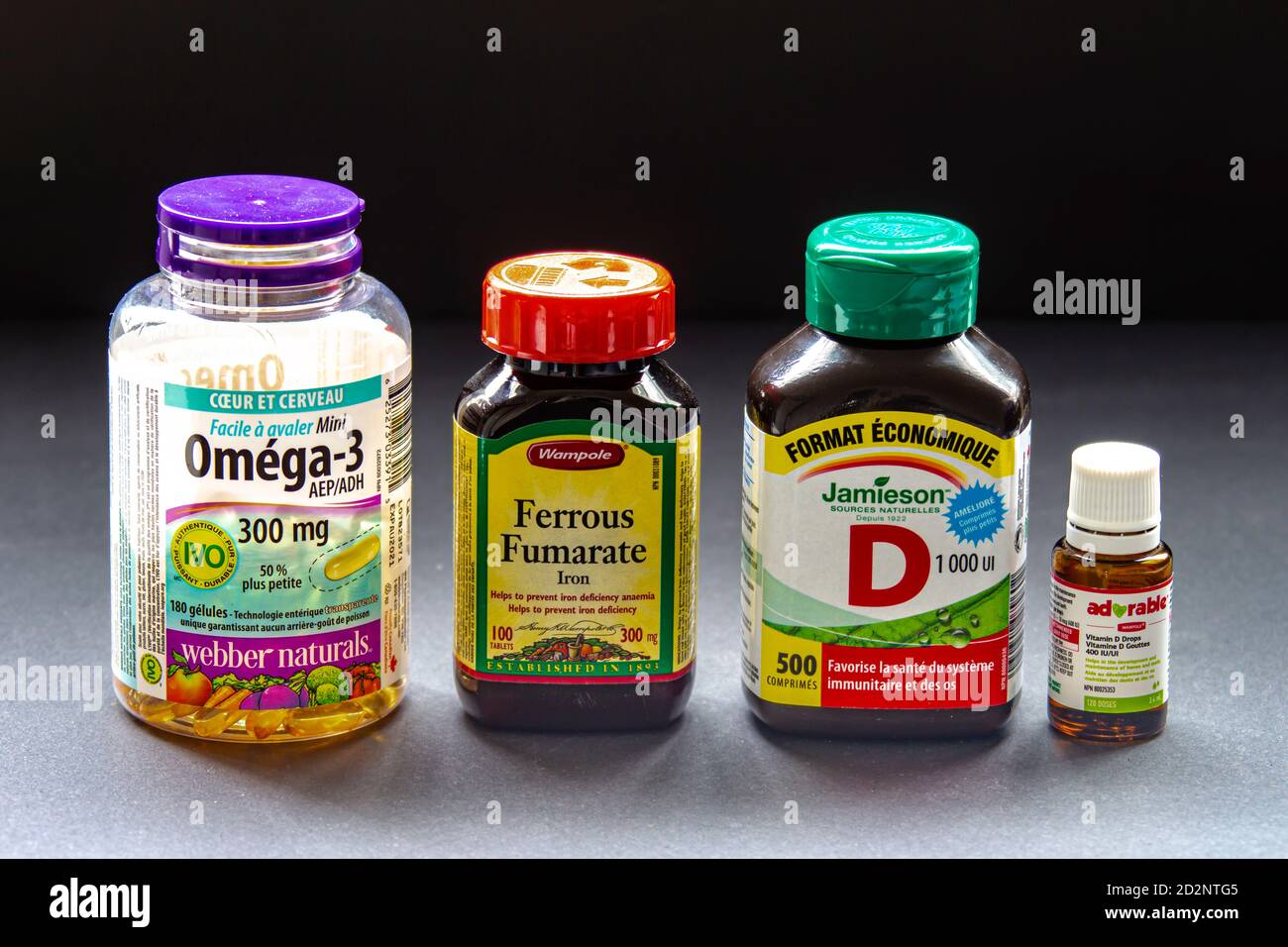 Calgary, Alberta, Canadá. Oct, 6, 2020. Marcas populares de vitaminas  esenciales básicas Fotografía de stock - Alamy