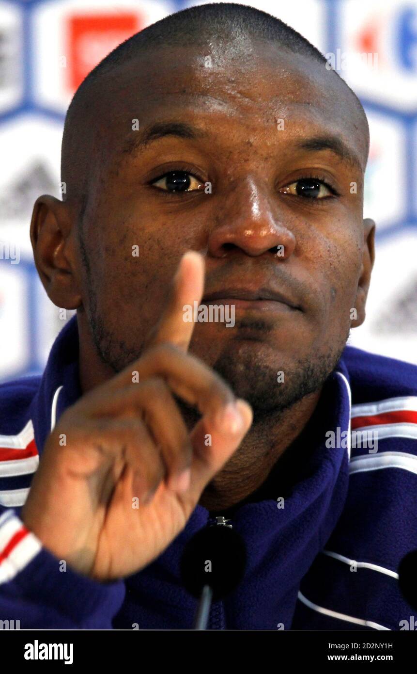 France's national soccer team player Eric Abidal gestures during a news conference in Knysna, near Cape Town June 13, 2010. REUTERS/Charles Platiau (SOUTH AFRICA - Tags: SPORT SOCCER WORLD CUP HEADSHOT) Foto de stock