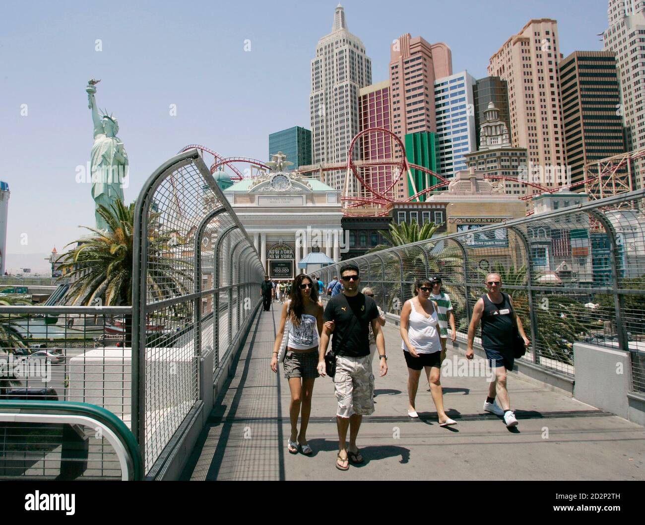 Puente peatonal sobre la franja de las vegas fotografías e imágenes de alta  resolución - Alamy