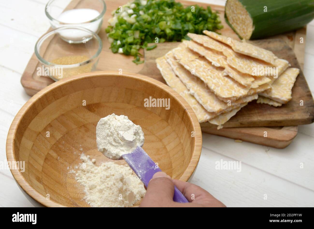 moler varias cucharas de harina, para hacer una masa, preparar tempe o  tempeh mendoan, Indonesia culinario Fotografía de stock - Alamy