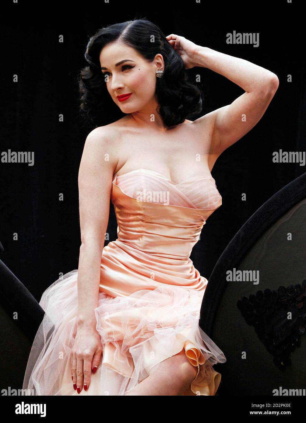 La bailarina de burlesque Dita Von Teese posará durante un fotociclo para  promover su nueva colección Wonderbra en Londres el 23 de septiembre de  2008. REUTERS/Stephen Hird (GRAN BRETAÑA Fotografía de stock -