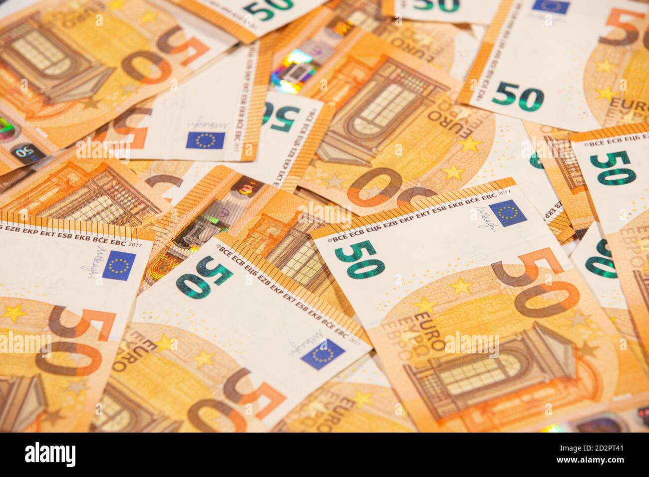 Texto de fondo de cincuenta billetes en euros. Enfoque selectivo. Foto de stock