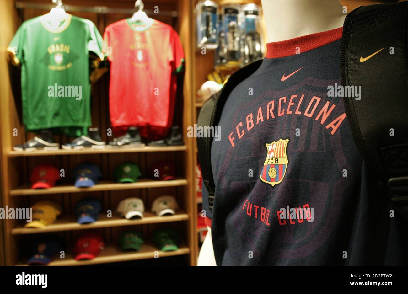 La ropa de fútbol de la Marca Nike World Cup está en exhibición en la tienda  Nike en el centro de Portland, Oregon 21 de marzo de 2006. Nike ha firmado  ocho
