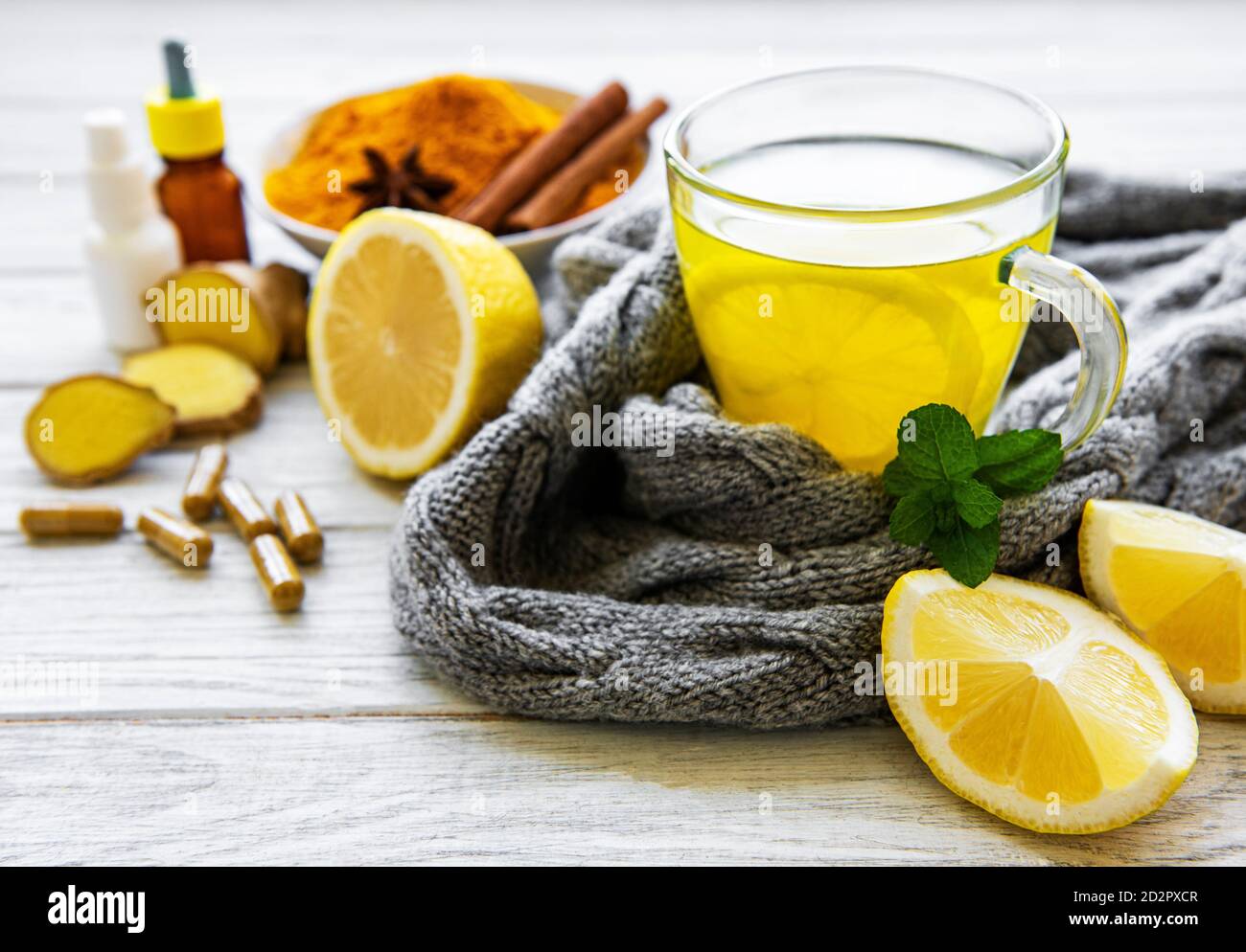 Bebida cúrcuma natural saludable en lugar de las drogas tradicionales y las píldoras contra la gripe. Concepto de medicina alternativa. Foto de stock