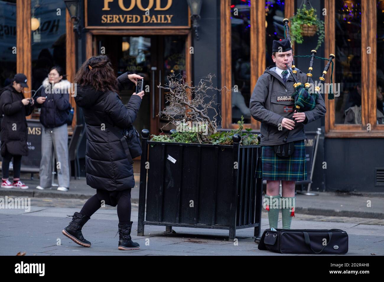 Gaitero escocés, Edimburgo, Lowlands, Escocia, Reino Unido Foto de stock