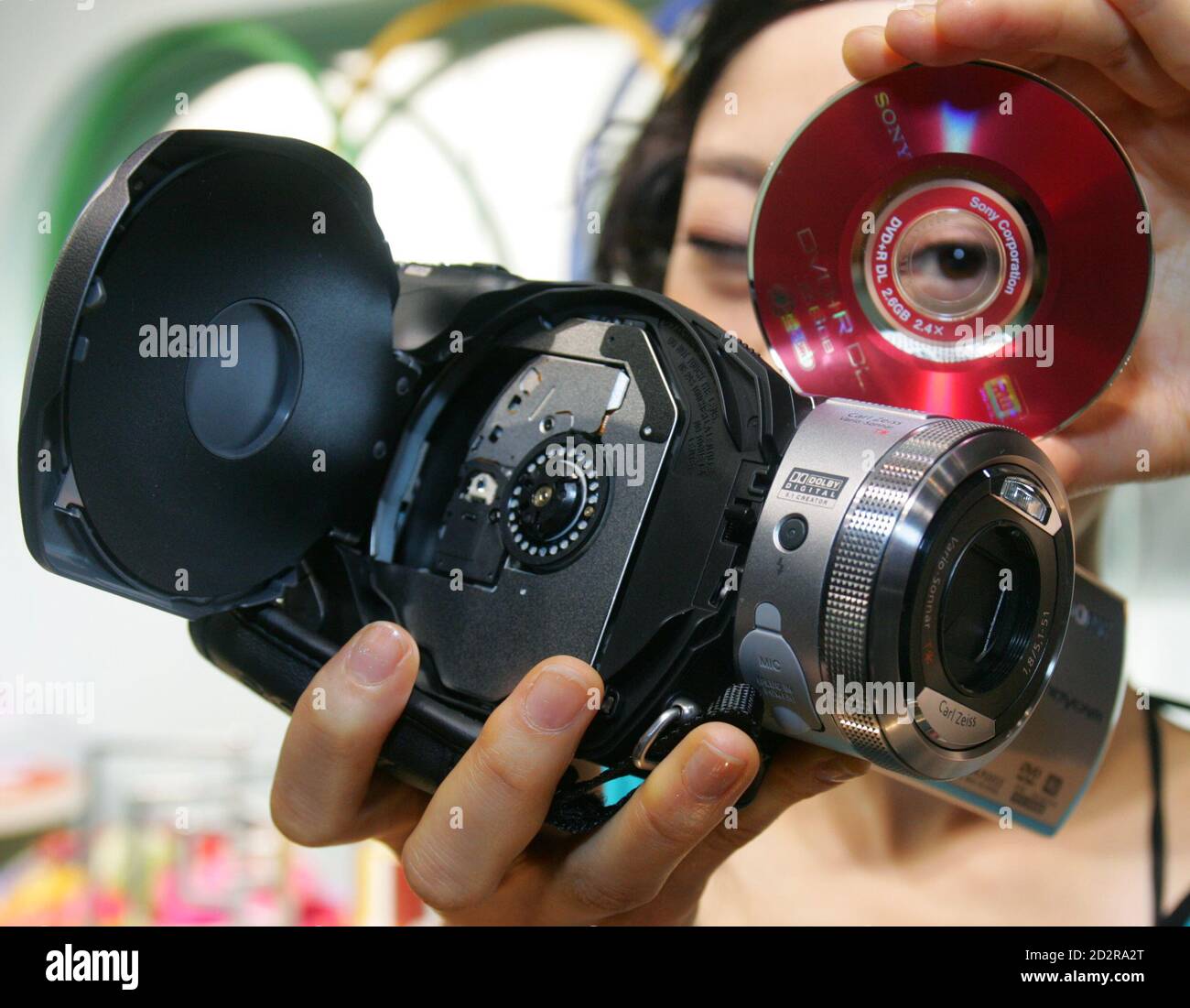 Un modelo muestra la nueva cámara de vídeo digital de alta definición  