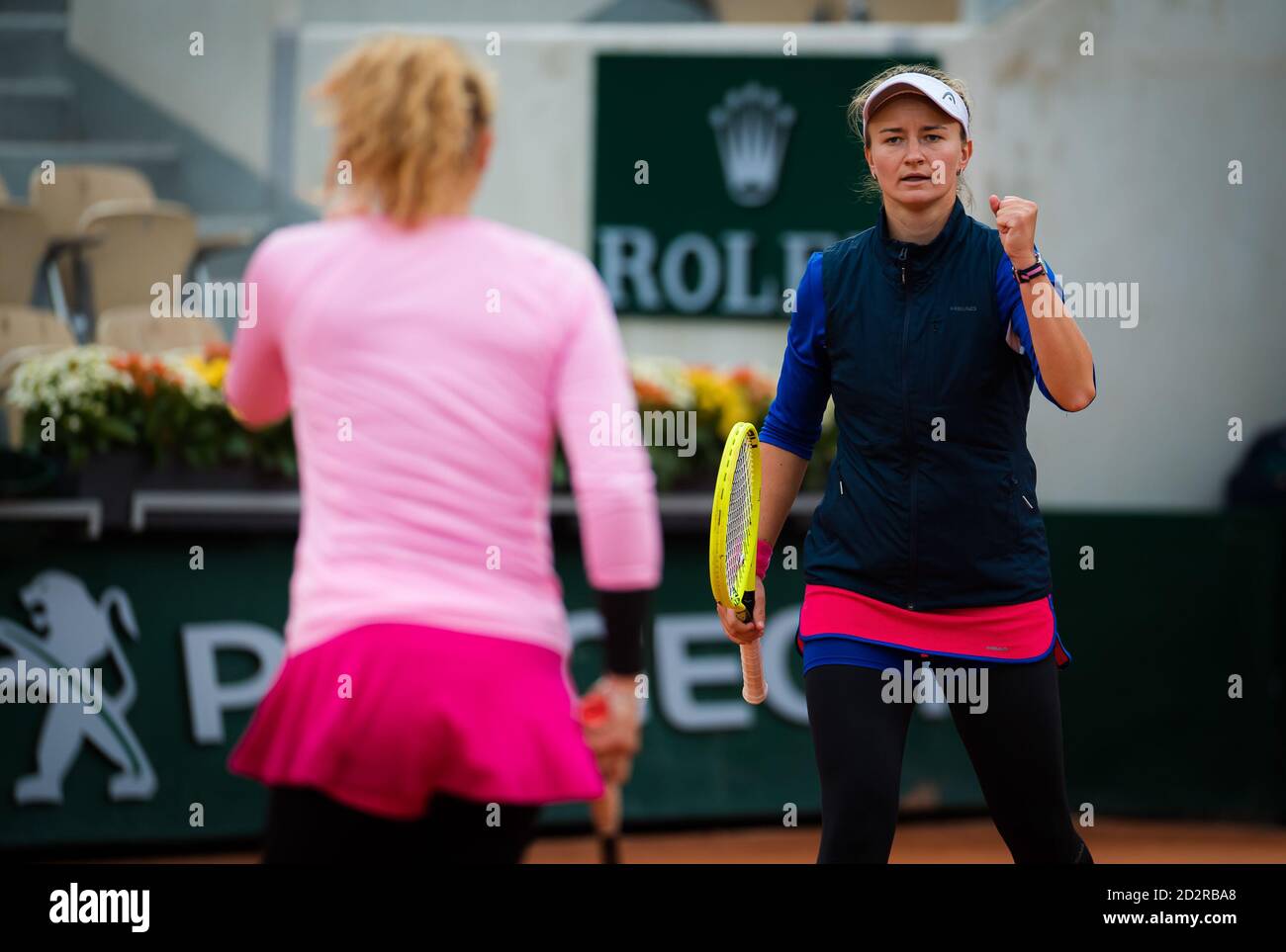 arbora Krejcikova y Katerina Siniakova de la República Checa durante el cuarto de final de dobles en el Roland Garros 2020, Grand Slam Tourname de tenis Foto de stock