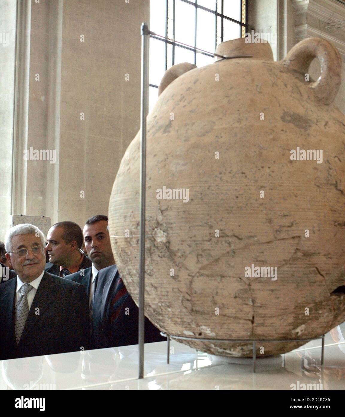 Palestinian President Mahmoud Abbas walks past an amphora during a preview visit at the Musee d'Art et d'Histoire in Geneva April 26, 2007. From April 27 to October 7, 2007 the Museum will hold an exhibition of more than 500 archaeological items recovered from the Gaza strip, revealing multiple facets of this regions heritage. REUTERS/Denis Balibouse (SWITZERLAND) Foto de stock
