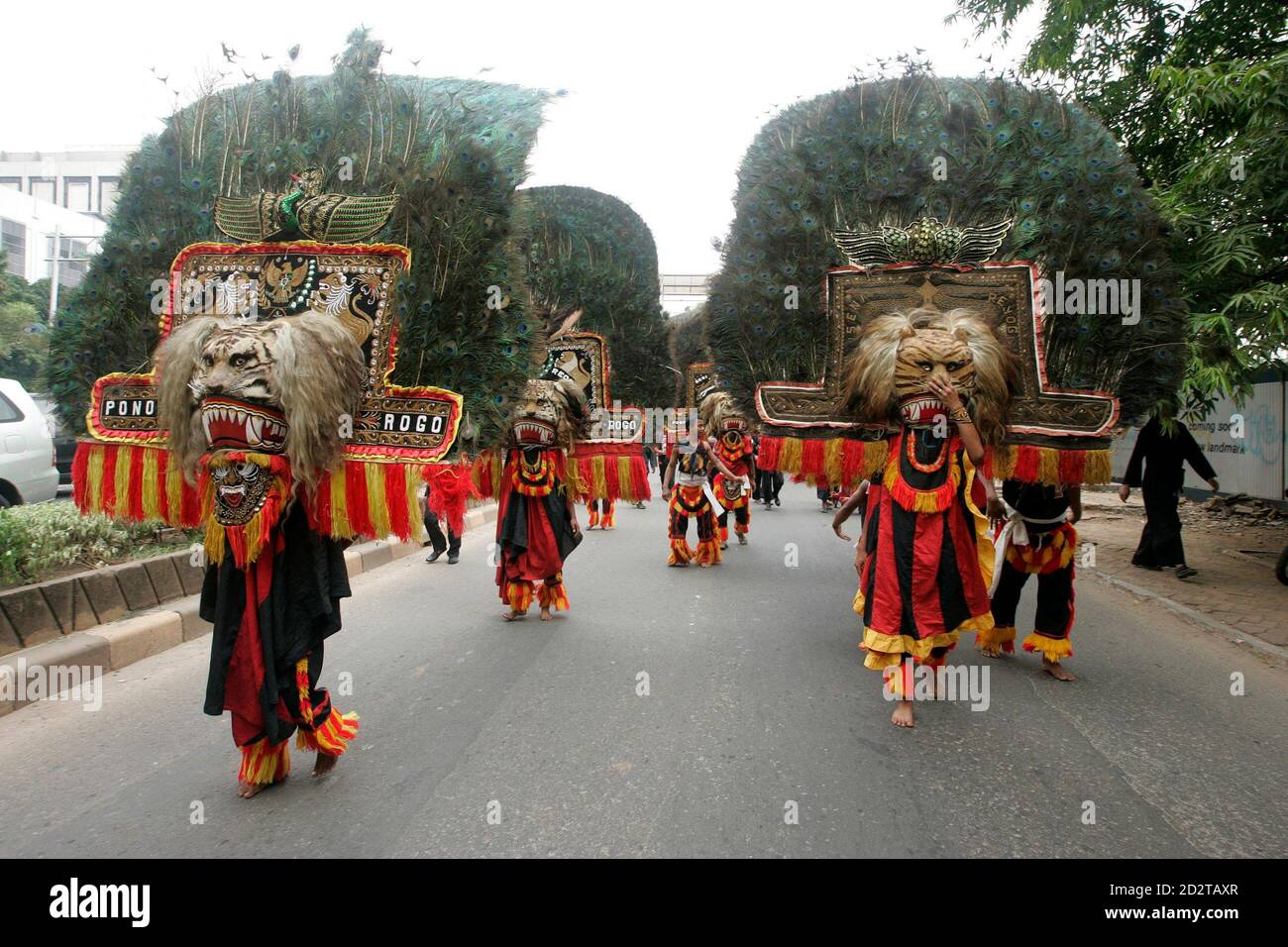 Reog Ponorogo dancers march through the streets in Jakarta November 29, 2007. Hundreds of Indonesian Reog Ponogogo dancers held a colourful protest outside the Malaysian Embassy as a new dispute erupted between the two neighbours over cultural heritage. REUTERS/Dadang Tri  (INDONESIA) Foto de stock