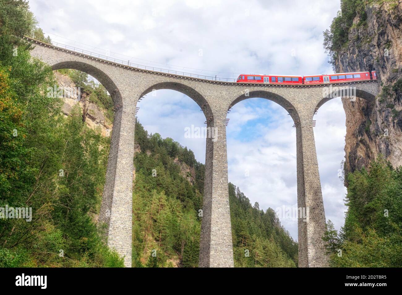 Viaducto de Landwasser, Filisur, Grisons, Suiza, Europa Foto de stock
