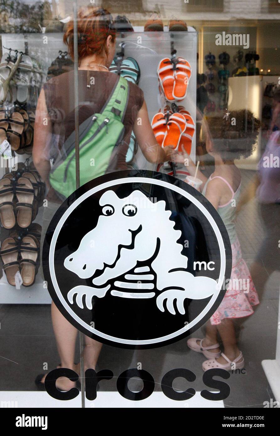 La gente mira las sandalias Crocs en una tienda en la ciudad de Quebec, 25  de julio de 2008. Las acciones de Crocs Inc desde enero han bajado un 87  por ciento