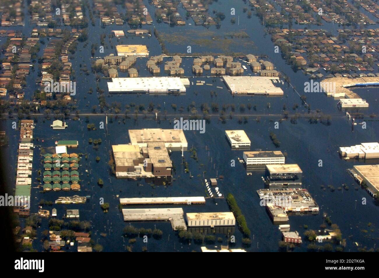 Una vista aérea de Nueva Orleans, Luisiana desde la Fuerza Aérea uno, 31 de agosto de 2005. Air Force One hizo un vuelo sin precedentes de bajo nivel sobre los estados de la Costa del Golfo para que el presidente de los EE.UU. George W. Bush pudiera examinar la destrucción causada por el huracán Katrina. REUTERS/Mannie García mg/JK Foto de stock