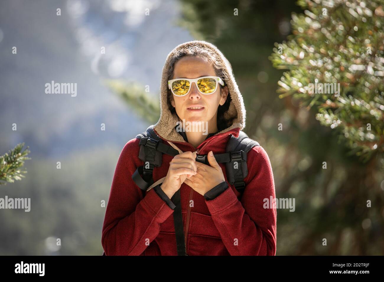 Mujer con niño en el portabebé detrás de la espalda de pie colina en las  tierras altas en un día soleado en invierno Fotografía de stock - Alamy