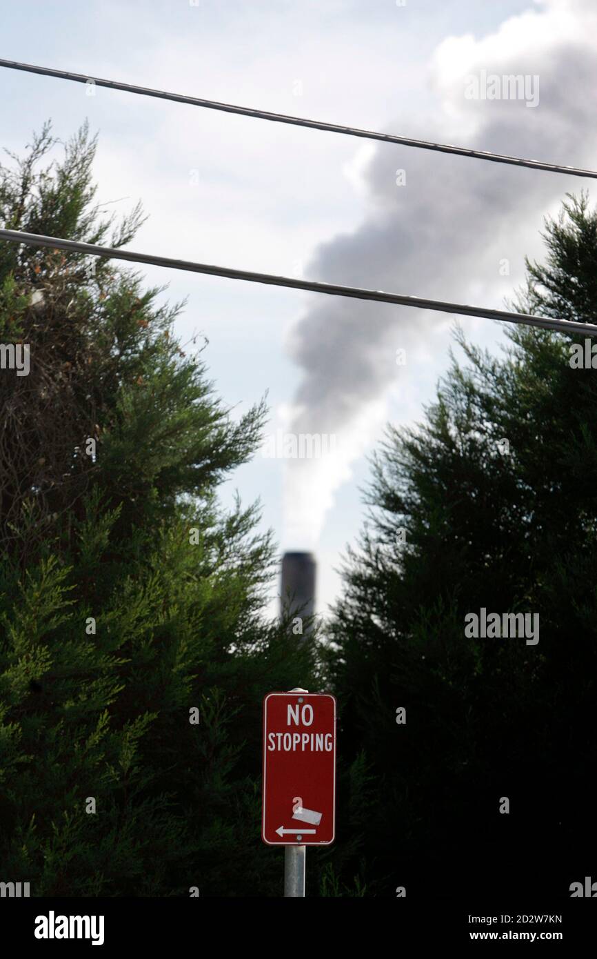 An industrial chimney emits gas near domestic power lines in Sydney May 28, 2007. Electricity prices could rise by up to 75 percent from 2020 if Australia's government refuses to take strong climate change action and set up a carbon trading system, Australia's Climate Institute said on Monday. REUTERS/Tim Wimborne (AUSTRALIA) Foto de stock