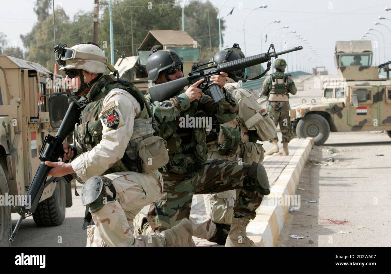 Iraqi soldiers take up position on a road during a patrol in Baghdad February 17, 2008. REUTERS/Mohammed Ameen (IRAQ) Foto de stock