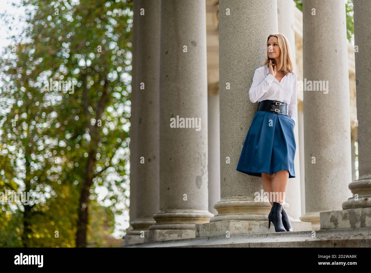 Falda Elegante Fotos e Imágenes de stock - Alamy