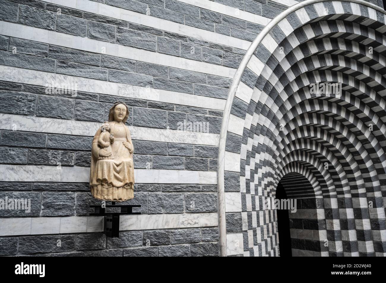 La iglesia de San Giovanni Battista está en el corazón de Mogno (una fracción de Fusio). Construido entre 1992 y 1996, fue diseñado por Mario Botta y ri Foto de stock