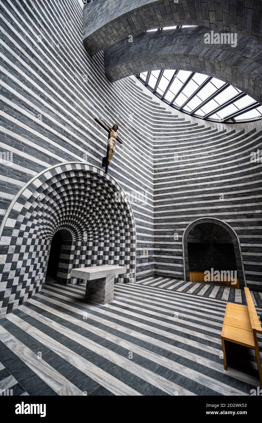 La iglesia de San Giovanni Battista está en el corazón de Mogno (una fracción de Fusio). Construido entre 1992 y 1996, fue diseñado por Mario Botta y ri Foto de stock