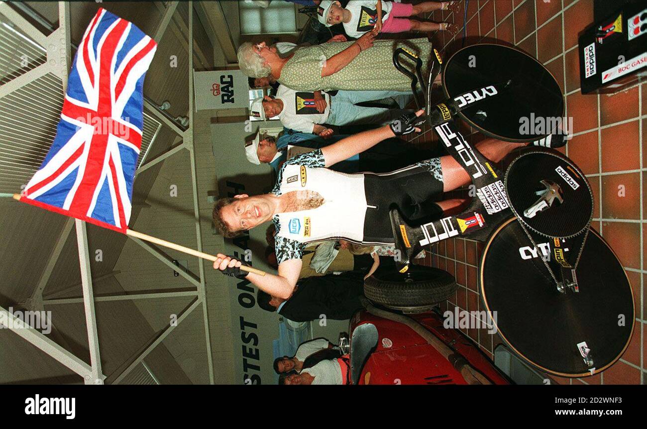 Cylist Buce Bursford celebra después de romper el récord mundial de velocidad de ciclismo con un tiempo de 207.9 mph en su auto-diseñado Lola Ultimate bicicleta, en el museo de Brooklands hoy (miércoles). Foto de stock