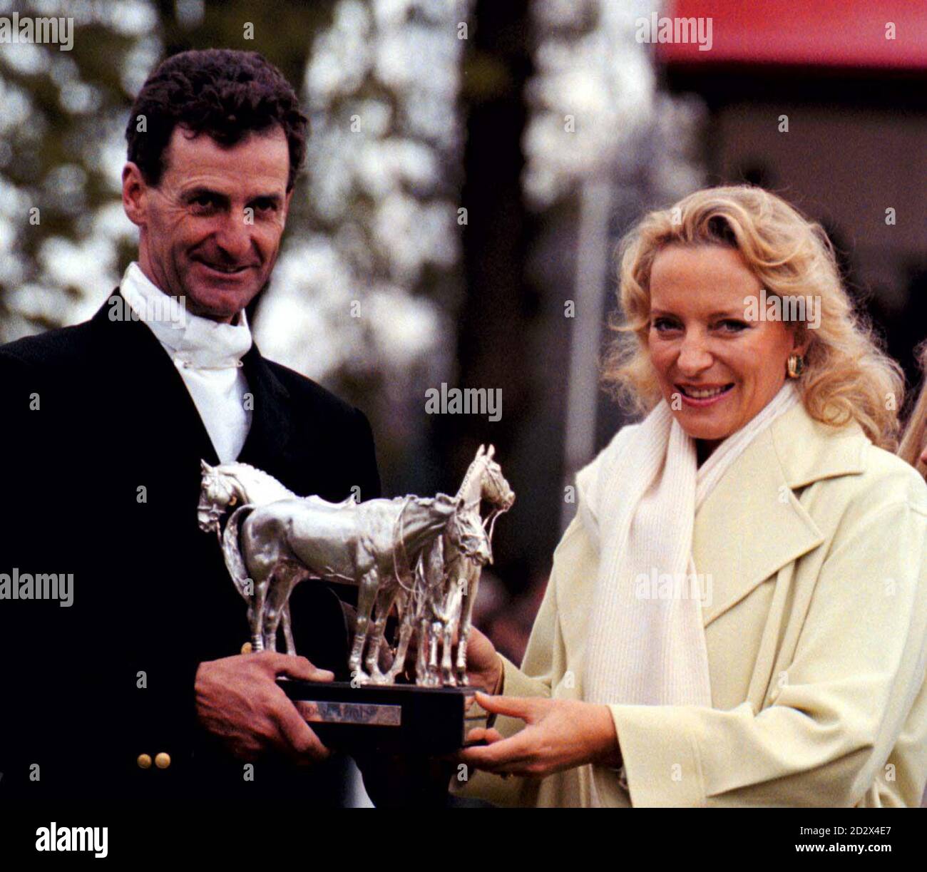 La princesa Michael de Kent entrega el trofeo Mitsubishi Motors Badminton Horse Trials a Mark Todd después de su victoria en 'Bertie Blunt'. Foto de stock