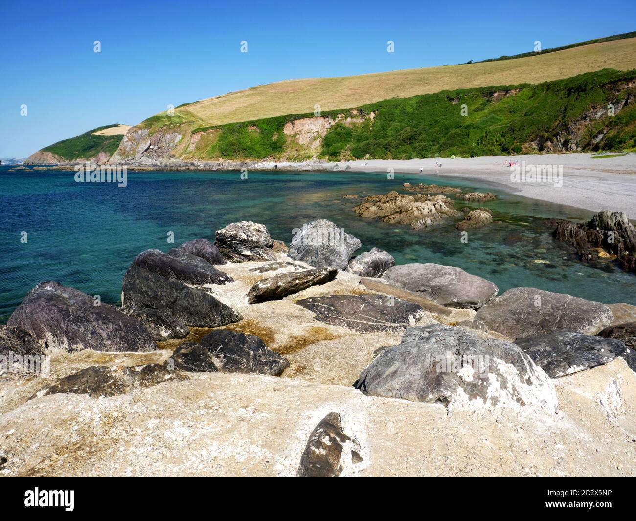 Vista hacia Britain Point desde Portarruga, sureste de Cornwall. Foto de stock